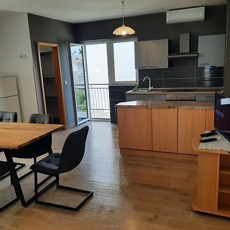 Apartments Tina Omis Bilik gambar